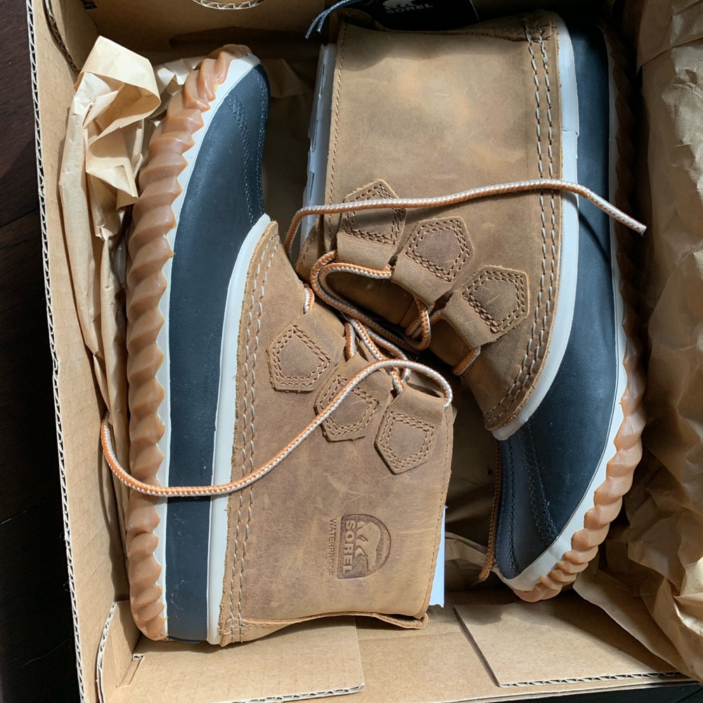 NWT SOREL Out and About Boot elk black size 7